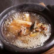 ふぐ料理やすっぽん鍋などディナーを伝統的な日本料理で楽しめる