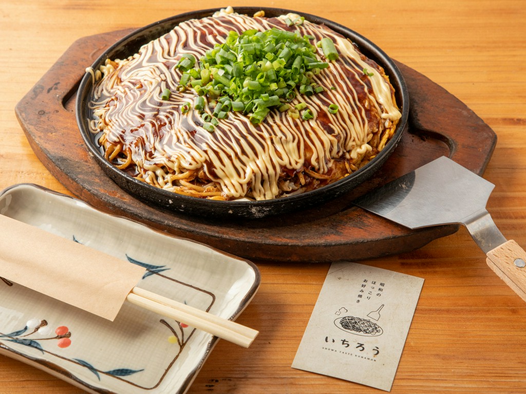 たっぷりの野菜、豚肉、天かすを、薄く伸ばした生地に乗せて焼き上げた『広島焼』