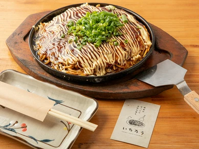 たっぷりの野菜、豚肉、天かすを、薄く伸ばした生地に乗せて焼き上げた『広島焼』