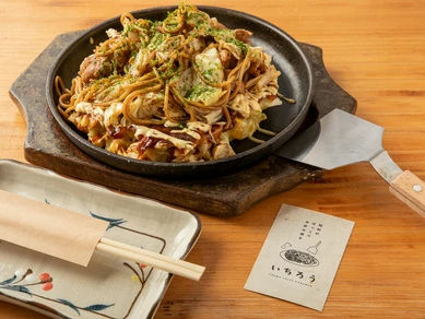 一度にお好み焼と焼きそばが食べられる、ボリューミーなおいしさの『モダン焼』