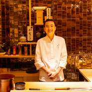 食材との一期一会を大切に、大将自ら豊洲市場で目利きし入手する季節の食材、そして時には産地から直接仕入れている四季折々の食材をお客様との一期一会を大切にもてなす鮨の世界をご堪能下さいませ。