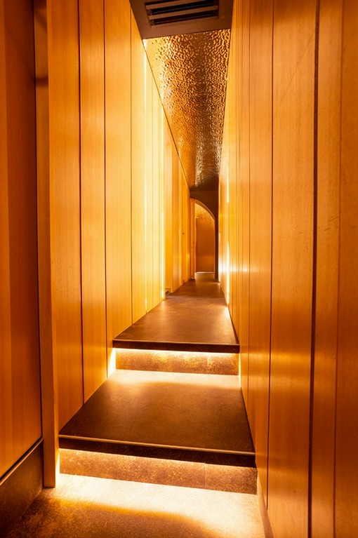 日本古来の空間から広がる美しい和モダンな鮨の世界