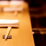 神楽坂通り沿いにありながらも、こんな場所に…と驚く人も多いほどひっそりと佇む鮨店。深い探究心から生み出される鮨や和食、選りすぐりのお酒を嗜む大人のデートにお誂え向きです。