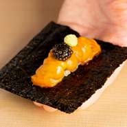 豊洲市場を主軸に、各地から直送で届く旬の食材をふんだんに用いています。走り・旬・名残と時間を追うごとに旬魚・旬菜の魅力も変化。その時期を最も生かした握りや一品料理として調理された美味を味わえます。