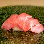 日本古来を感じられる空間で伝統的な技を重んじつつ、革新的なスタイルを取り入れた鮨と創作料理をご提供。