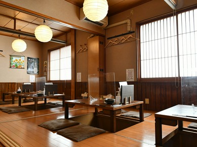 半個室や完全個室のプライベート空間でゆったりと食事できる