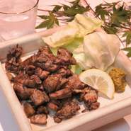 宮崎県の地鶏「日南どり」「みやざき地頭鶏」を使った鶏料理専門店。ざるに入れて備長炭で炙る『鶏炭火焼』が絶品です。「日南どり」はぷりっとジューシーな食感、「みやざき地頭鶏」は噛むほどに旨みが溢れます。