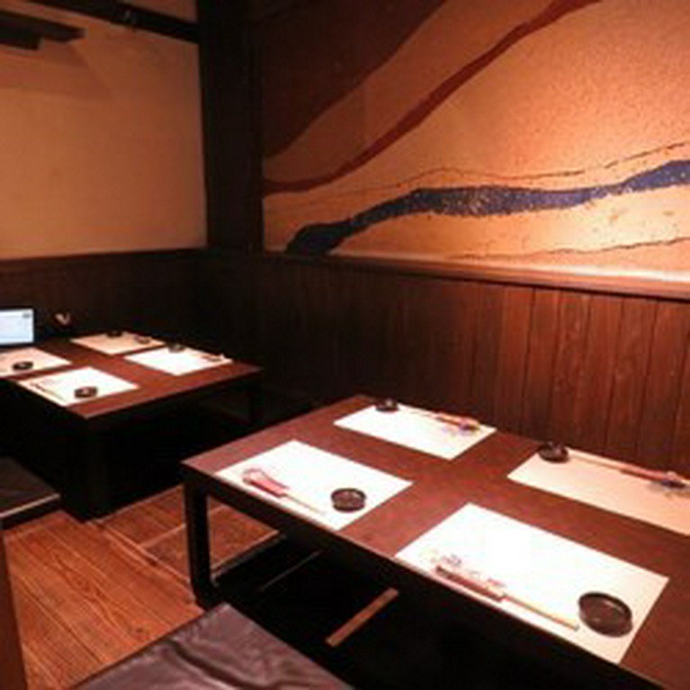 足をのばしてゆったりと座れる掘りごたつの座敷席