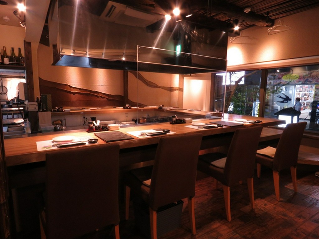 仕事帰りに立ち寄って、一人飲みもしやすいコの字型のカウンター