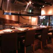 コの字型のカウンター席があり、7席は掘りごたつ、4席は椅子席になっています。温かみのある雰囲気で、一人でも入りやすいのがうれしいところ。お店の方とおしゃべりしながらの一人飲みも乙なものです。