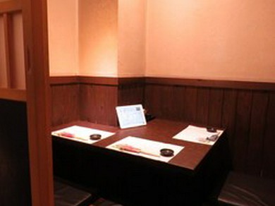 デートや友人とのサシ飲みに。2名用の個室を完備
