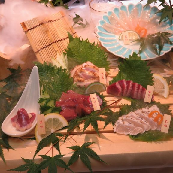 部位ごとに違う食感や味わいを楽しめる『刺身盛り合わせ』