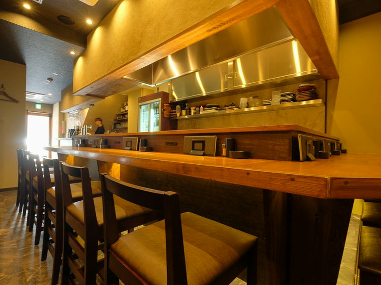 カウンターでのんびりとお一人様を繰り広げるも良し