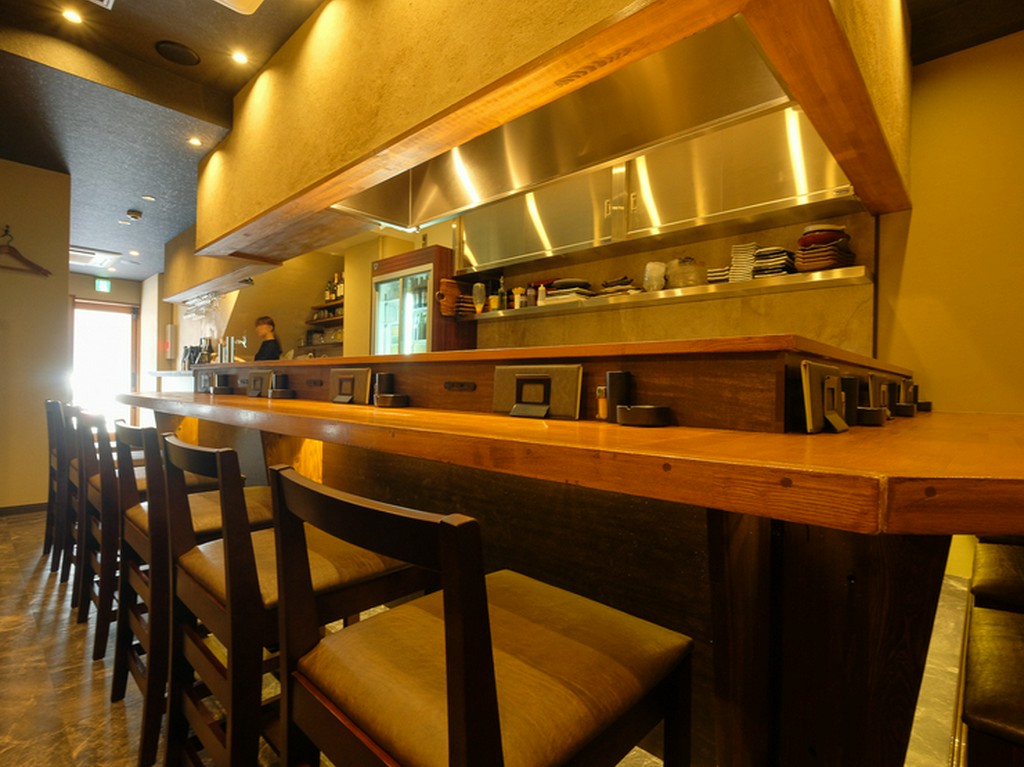 カウンターでのんびりとお一人様を繰り広げるも良し