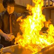 鉄板近くのカウンター席では、調理の様子を間近に見ることが出来ます。新鮮な食材、調理中の音・火・煙などから、これから味わう料理のおいしさが伝わり、目・耳・舌など五感すべてで鉄板焼の醍醐味を満喫できます。