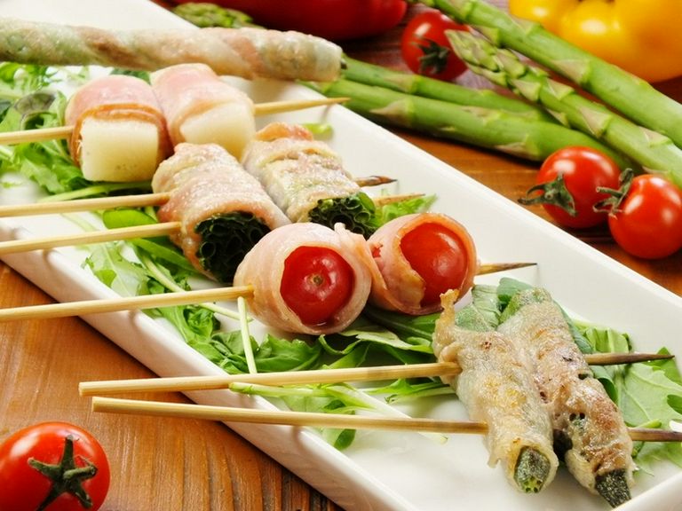 色とりどりの野菜の豚巻き串