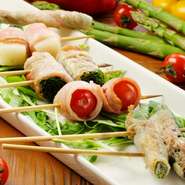 フレッシュな野菜を使った色とりどりの豚巻き串。各種1本からオーダー可能です。