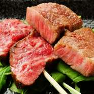 鶏に豚、和牛の赤身肉・霜降り肉といった上質なお肉をシンプルなスタイルで楽しむ串焼き。各種1本からオーダー可能です。