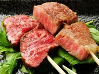 鶏に豚、和牛の赤身肉・霜降り肉といった上質なお肉をシンプルなスタイルで楽しむ串焼き。各種1本からオーダー可能です。