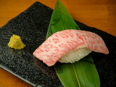 とろける味わいの1貫『和牛握り寿司』