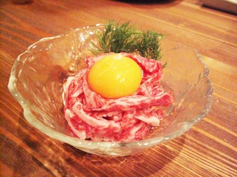 鮮度へのこだわりを実感する『和牛とろユッケ』