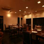 洗練された印象の店内。優しい照明が心落ち着くムードを演出してくれます。視線を気にせず食事を楽しめるようにと設けられたブラインドパーテーションなど、細やかな心遣いも嬉しい限りです。