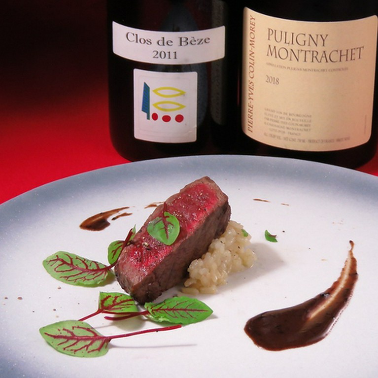 鹿児島県産の黒毛和牛やジビエを厳選ワインと満喫