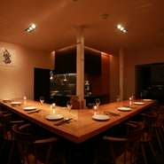 女子会にも最適な【Trattoria tano】。アンティークなテイストの空間で、一味違った大人なトークを繰り広げてみませんか。10名から貸し切り相談や予算に合わせたコース提案も可能なので、気軽に店舗まで相談を。