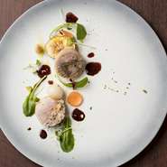 上質な大人のデートを繰り広げたい日にも活躍してくれる一軒。普段のデートはもちろん記念日利用もオススメです。厳選食材を使ったおまかせコースや一品ずつこだわったアラカルトを、大切な人と楽しんでみませんか。