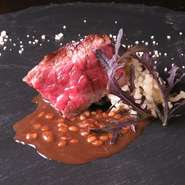 福岡県産の猪肉・鹿肉。厳選ジビエを炭火焼きで賞味あれ。畜産の肉とはひと味異なる、野性味溢れる香りと味わいがヤミツキになる逸品です。