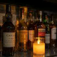 スコッチウイスキーや甘口のラム酒、甘口シェリー酒などをメインに、カクテルやビールなど、店主の好きなお酒をラインナップ。バー初心者でも気軽に楽しめるショットバーです。