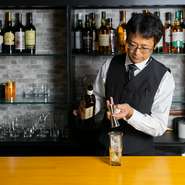 「バーを初めて訪れる方でも安心して楽しめるように」と語る竹野氏。カウンター越しの“付かず離れず”のコミュニケーションを大切に、肩ひじ張らない空間づくりがモットーです。