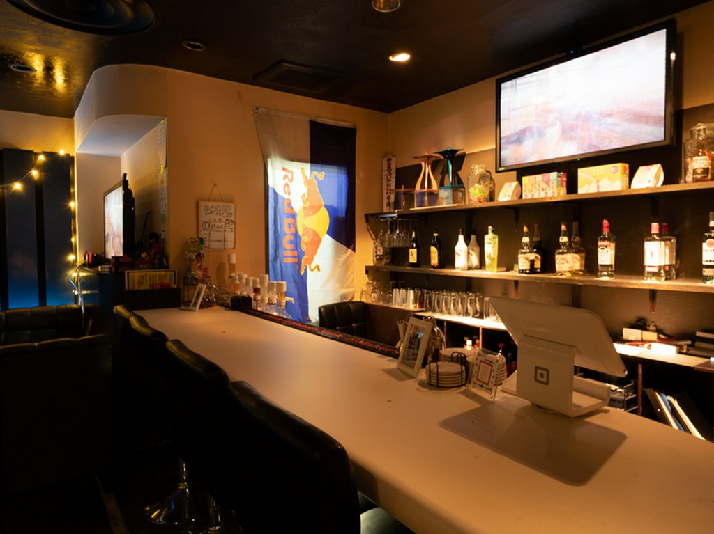 気取らずにバーデビューできる、おしゃれなアミューズメントバー