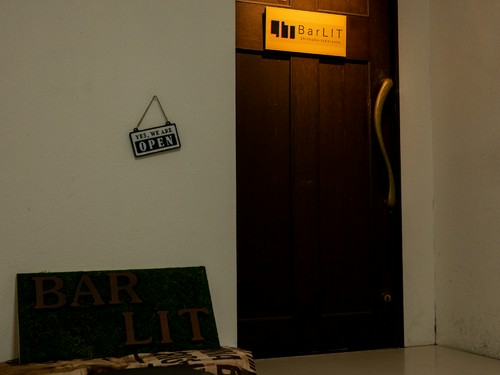 Bar LITへの入口
