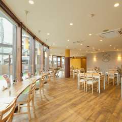 レンガ調の外観と木の香りのする店内。広々とした開放的な空間