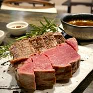 常陸牛もも肉の中でも、肉寿司にぴったりなサシ入り肉を厳選し、絶妙な加減で炙ります。和牛に合うよう工夫したシャリとの相性も抜群で、何度食べてもまた味わいたくなる圧巻のおいしさです。