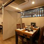 最大12名までのアレンジに対応できるテーブル席は、各々の間仕切りも設えられた人気席。半個室風に利用できるため、隣席を気にせず会話を楽しめます。野菜もたっぷりと使ったしゃぶしゃぶはヘルシー＆あっさり。