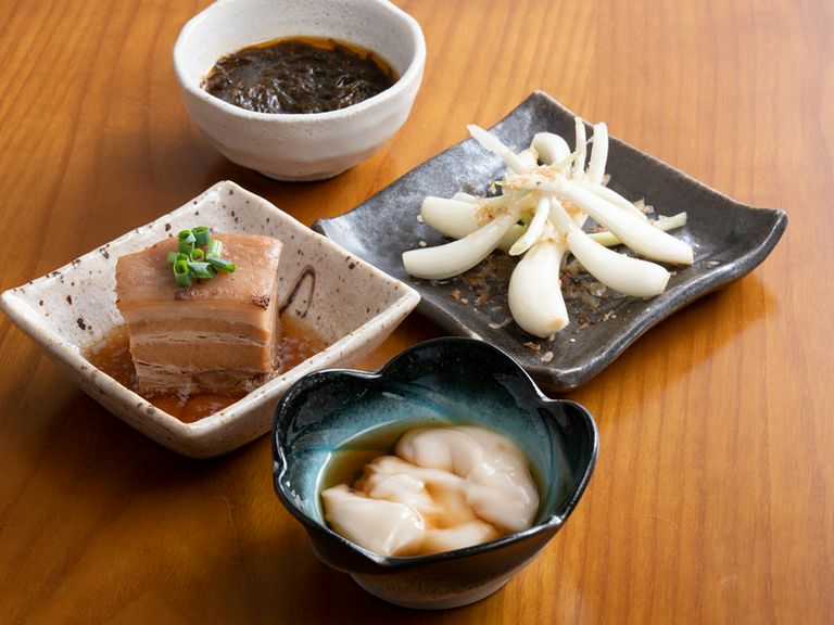沖縄のさまざまな郷土料理が並ぶ『一品物各種』