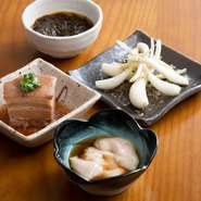 宮廷料理の『豆腐よう』、シャキシャキの『島らっきょう』など沖縄料理がずらり。イチオシは本店の味をそのままに味わえる『ジーマーミー豆腐』です。甘みのあるタレともっちりとした独特のおいしさを楽しめます。