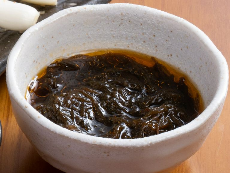 風味豊かなごま油と、程よい辛みが後を引くおいしさの『もずく』