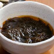 直接入手している沖縄県産のもずくは、プリプリの食感。酢の物としてではなく、オリジナルのピリ辛ダレでいただきます。お肉やお酒の合間にもぴったりと合う一皿。