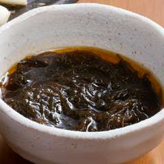 風味豊かなごま油と、程よい辛みが後を引くおいしさの『もずく』