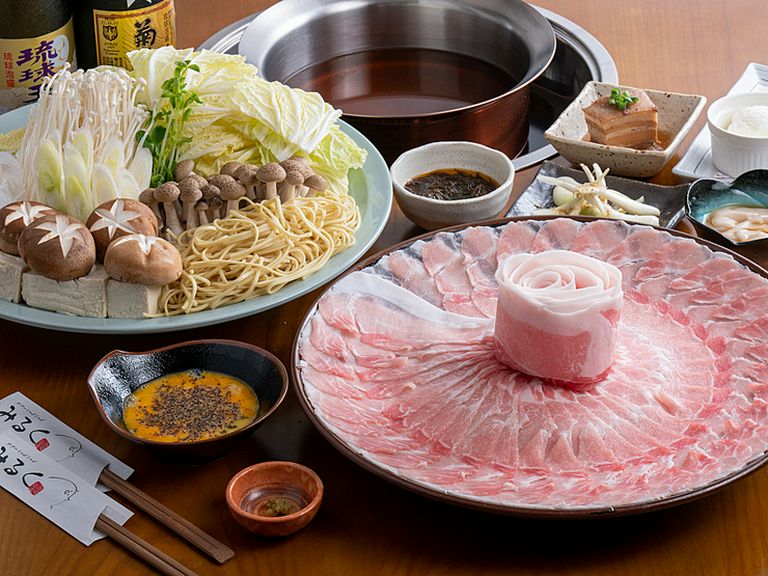 やわらかく、甘みのある豚肉に舌鼓を打つ『特選アグーしゃぶしゃぶ琉球セット』