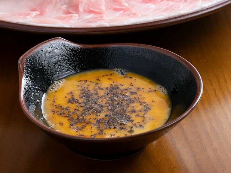 黒胡椒をたっぷりと卵にかけるのがオススメ