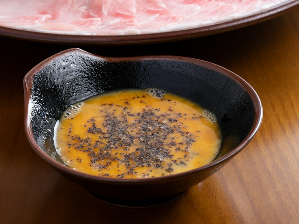 黒胡椒をたっぷりと卵にかけるのがオススメ