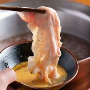 肉質に優れ脂身が甘い特選アグーを、オリジナルのだしにくぐらせる名物料理です。たっぷりの黒胡椒を入れた溶き卵を絡めて味わうのが特徴的。豚肉のおいしさと特製ダレの見事なコンビネーションを楽しめます。