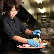 肉を盛付ける時の美しさや本店の味を守ることなどを心がけているそう。提供した後のゲストの反応もしっかりと把握しながら、次へとつながる一手を常に研究されています。