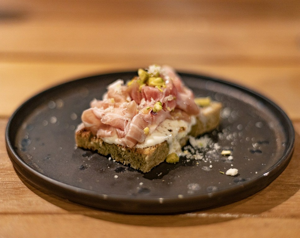 自家製プロシュートコットと薪焼きピスタチオパンのブルスケッタ