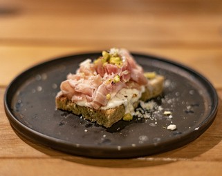 自家製プロシュートコットと薪焼きピスタチオパンのブルスケッタ