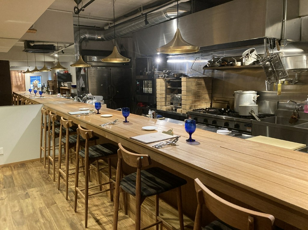 カウンター9名席、他テーブル6名席有り